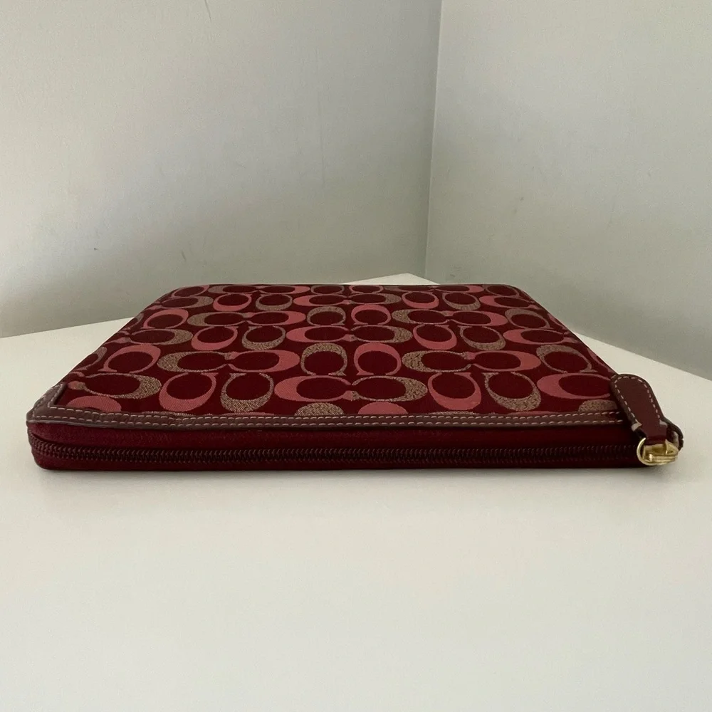 Coach iPad Case Sleeve Signature
Logo tablet iPad sleeve case - Picture 5 of 11